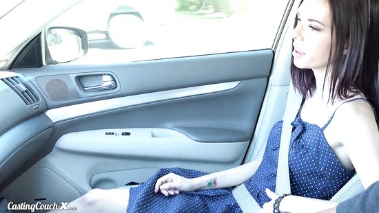 Худая брюнетка согласилась приехать на кастинг и дала агенту в киску