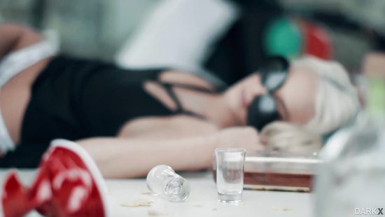 На утро после вечеринке негр сексом вылечил блондинку от похмелья