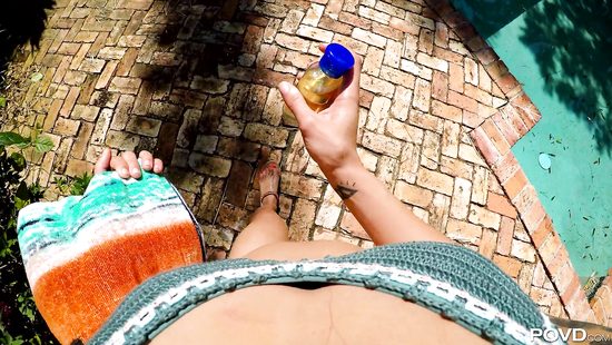 Предложил намазать молодую соседку маслом для загара и случайно трахнул