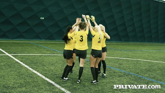 За жёлтую карточку футболисты отодрали девку судью и в киску и в попку