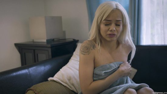 Грабитель тайком пробрался в дом и украл у блондинки её честь