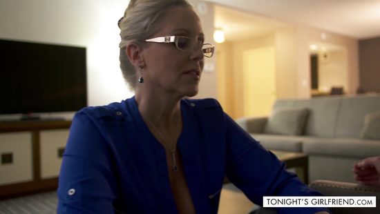 Молодой развратник трахает зрелую проститутку в образе учительницы