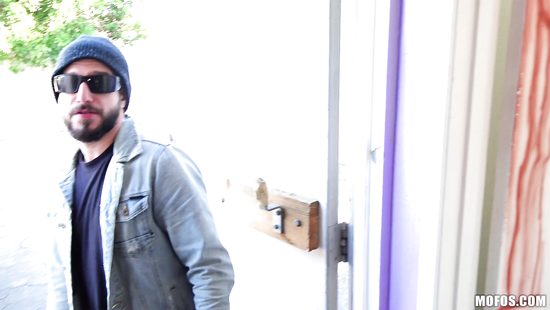 Попросила незнакомца спрятать её и отблагодарила спасителя сексом