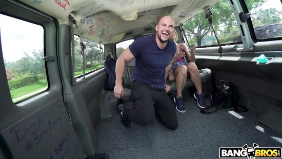 Трахнул доступную блондинку в лимузине и высадил её в поле голой