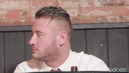 Дерзкая красотка развела на секс в кафе припозднившегося клиента