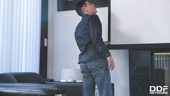 Раз не удалось посмотреть футбол, мужик решил трахнуть грудастую подругу