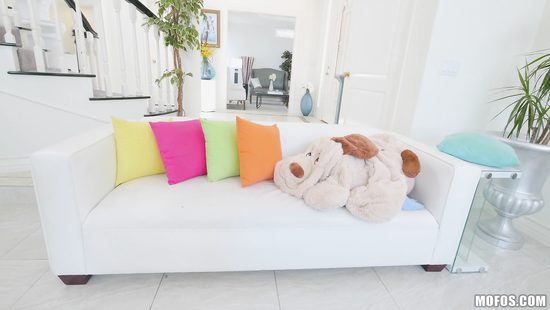 Рыженькая красотка впервые увидела перед носом такой толстенный член