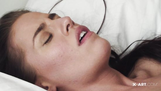 Утренний оргазм для стройной длинноволосой брюнетки