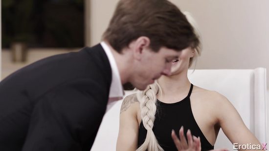 Русский бизнесмен пригласил на ужин и трахнул на столе блонду секретаршу