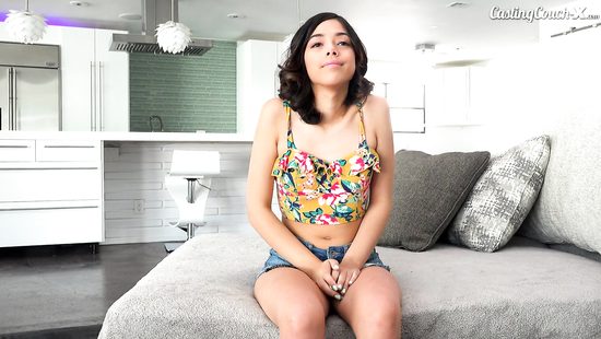 Молоденькую латинку агент отжарил на кастинге и кончил во влагалище