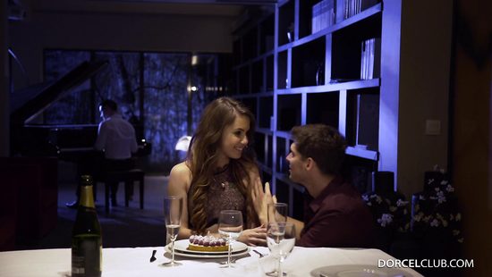 На юбилей муж подарил жене групповой анальный секс в ресторане с пианистом