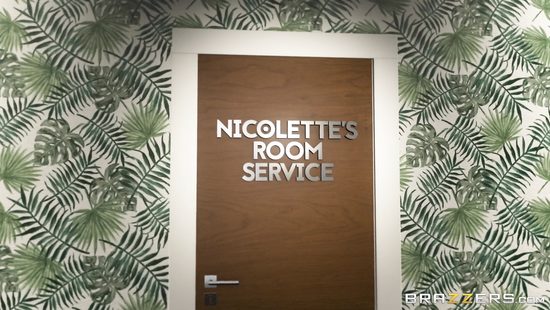 Уставший муж спокойно спит, а его супруга трахается с парнем из обслуги