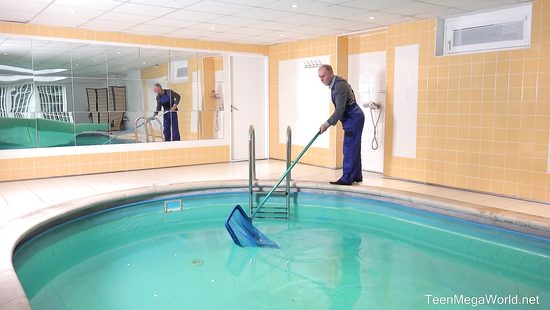 Старый чистильщик бассейнов трахнул голодную молодую хозяйку