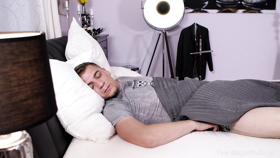 Наглая брюнетка пришла к соседу по комнате за советом и схватила чувака за член