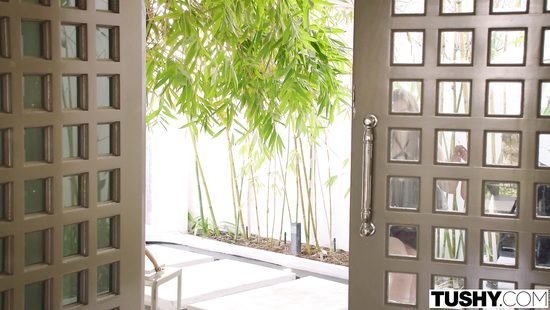 Подпоила лучшую подругу и приболтала девку на анальную групповуху с парнем