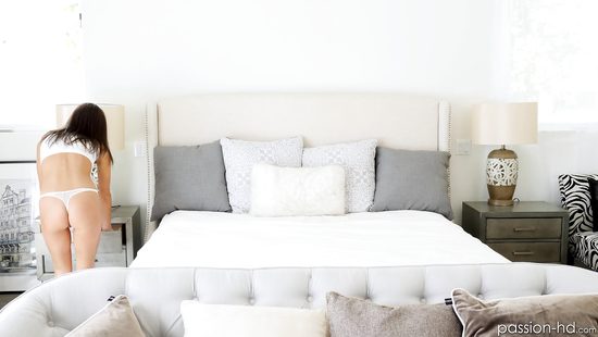 Молодая пара поиграла в бутылочку и приступила к сексу