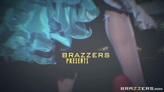 Анальный трах похотливых любовников в старинных костюмах