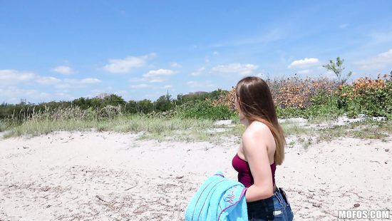 Пикапнул девчонку на берегу моря и трахнул её в кустах за деньги