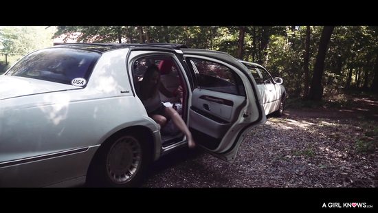 Невеста со своей подругой в лесу занимаются сладким однополым сексом