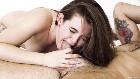 Полицейский в номере отеля на халяву отодрал молодую проститутку