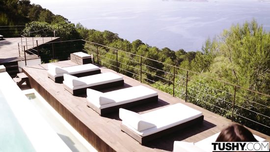 Богатый мужик на своей вилле дрючит в попку обалденную девчонку