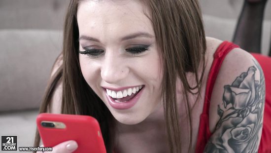 Шаловливая брюнетка позвала домой самцов для траха с двойным проникновением