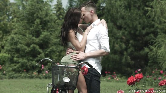 Пригласил подругу прогуляться по лесу и засадил ей в попку на природе