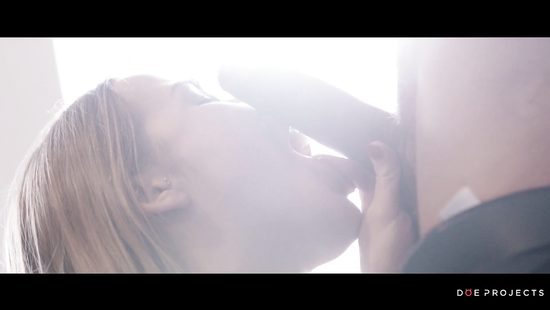 Встретила любимого с командировки и отдалась ему прямо на кухне