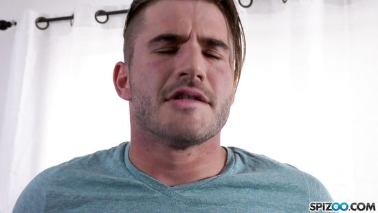 Хозяйка подсмотрела за сексом квартиранта с двумя тёлками и напросилась третьей