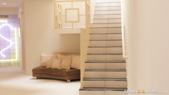 Неудовлетворённая милфа устала трахать себя игрушками и дала негру