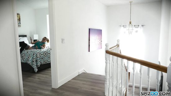 Знаменитый качок согласился трахнуть двух озабоченных соседок