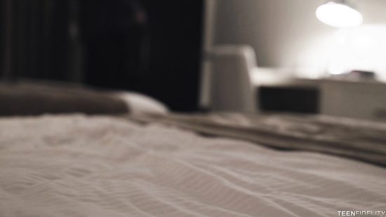 В туалете увидел свой стоячий член и позвал на помощь верную подругу