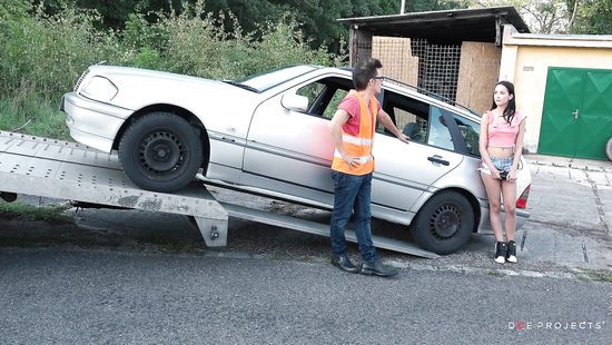 Водитель эвакуатора согласился взять оплату с латинки натурой