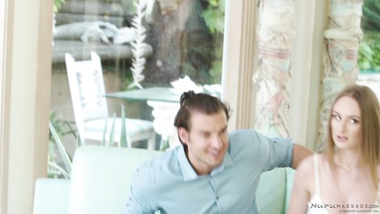 На юбилей муж подарил супруге массаж и трахнул её вместе с массажисткой