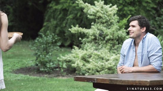 Горячие любовники срывают в саду запретный плод анального секса