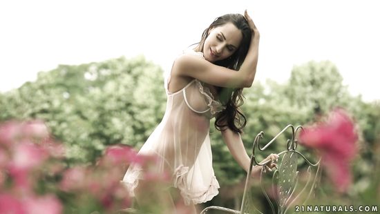 Классный анальный секс на зелёной лужайке с длинноногой брюнеткой