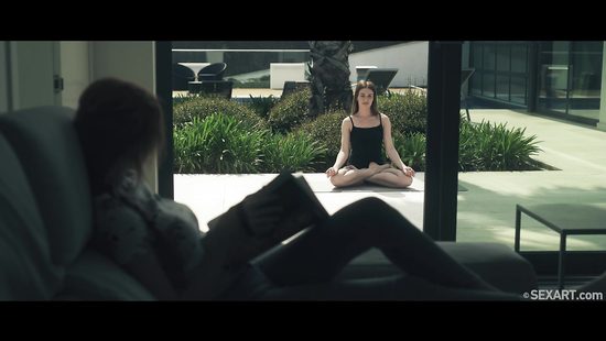 Гибкая девчонка дала рыженькой подруге полизать лысую ватрушку