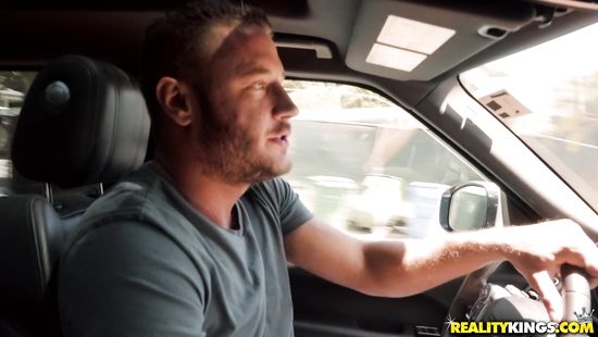 Озабоченная грудастая латинка стонет под напором опытного любовника