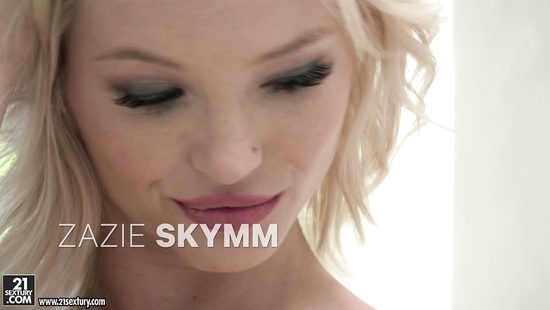 Глубокий минет в исполнении блондинки довёл соседа до оргазма