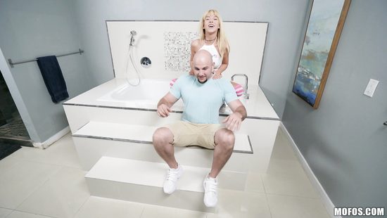 Смелая миниатюрная блондинка не испугалась большого члена лысого самца