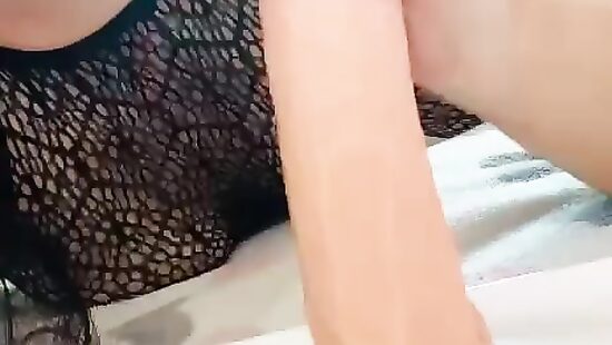 Взяла в ротик игрушку