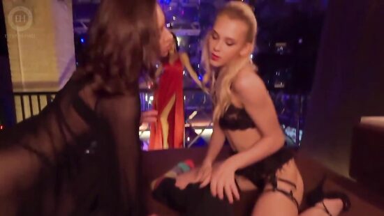 Вечеринка всех возможных слабостей человеческих и наслаждений.