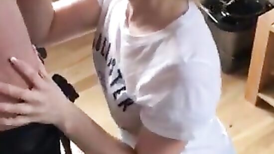 Дружаня накормил свою соседку.