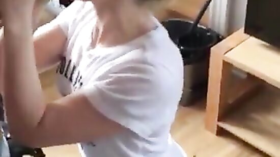 Дружаня накормил свою соседку.