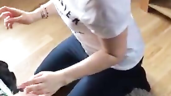 Дружаня накормил свою соседку.