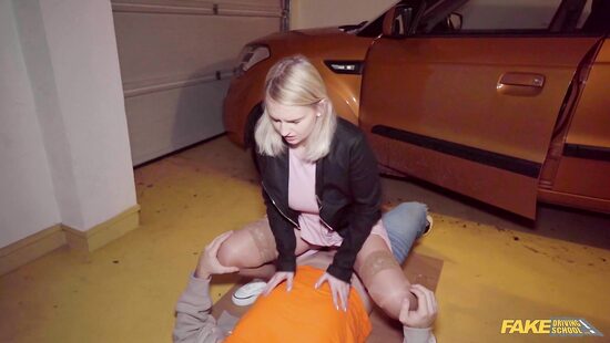 Даже за рулем посидеть не успела