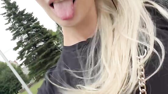 Кто со мной на прогулку?