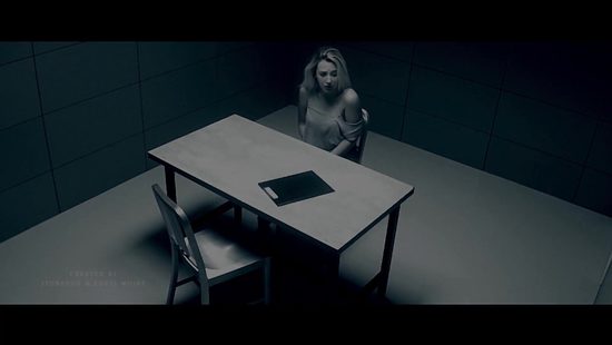 Ради свободы красивая блондинка согласилась трахнуться в жопу на публику