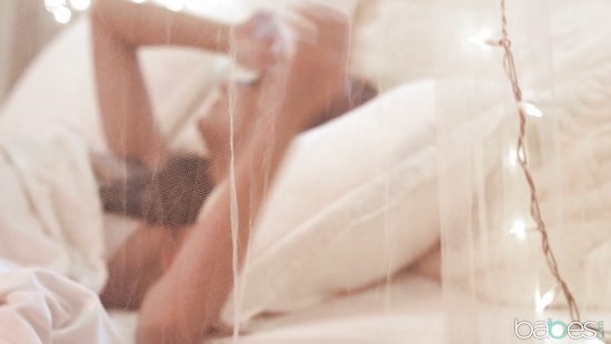 Классный секс в спальне с невероятно красивой молодой брюнеткой