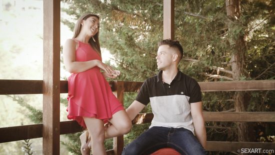 В лесной беседке молодые любовники дали волю своим сексуальным фантазиям